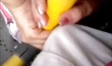 Erin kamerada ilk horoz alır ve onu mature seks videosu sütler