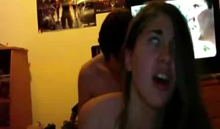 Sevimli kız mobil sex mature Rino Alice yüksek sesle doruk noktasına getiriyor büyükanne