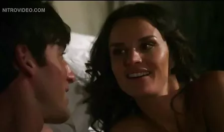Ryan Ryans ve Uma Jolie deliklerinden ıslak mature seks pornosu parmak