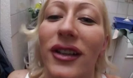 Süper seksi Asyalı Kız onu kedi dövülerek olgun kadın seks izle alır